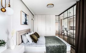 Apartment Premium With Parking, Air Condition And Balcony